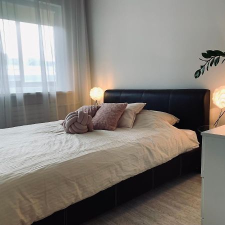 You'Ll Love This Large Apartment! Free Parking! Tallinn Kültér fotó