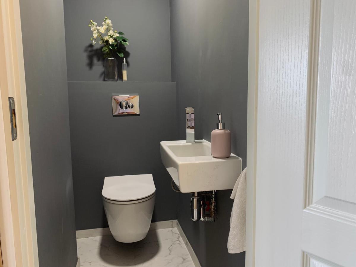 You'Ll Love This Large Apartment! Free Parking! Tallinn Kültér fotó